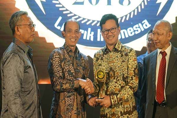 Presiden Direktur Cirebon Power Heru Dewanto menerima penghargaan The Best Environmentally Concerned Company dalam ajang Indonesia Best Electricity Award 2018 di Jakarta, Kamis (15/11/2018) - Istimewa