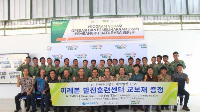 Jajaran Komipo bersama direksi Cirebon Power dan sejumlah peserta Program Vokasi Ketenagalistrikan Cirebon Power di Pusat Vokasi Ketenagalistrikan Cirebon Power, Desa Waruduwur, Kecamatan Mundu, Kabupaten Cirebon, Rabu (21/11/2018).